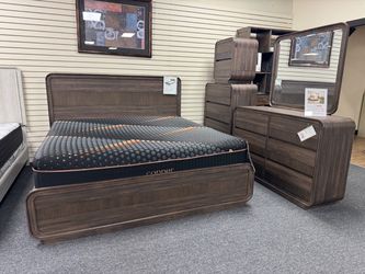 Queen/King Bedroom Set. 🚚WE DELIVER🚚