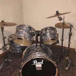 PEARL FOUR PIECE DRUMSET WITH HARDWARE AND CYMBALS