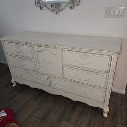 ANTIQUE STYLE DRESSER IN GREAT CONDITION