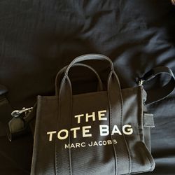 Marc Jacob’s The Tote Bag Medium Size 