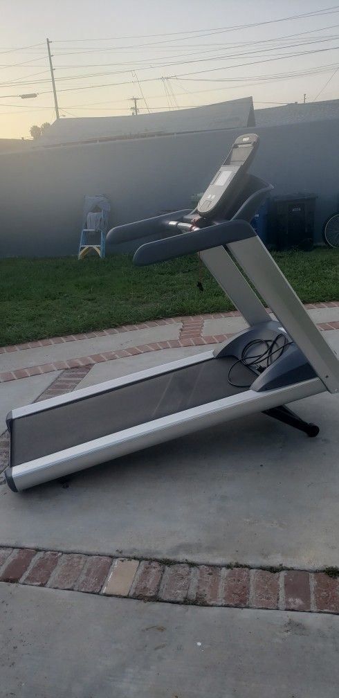 Precor 425/445 Precision Series Treadmill (Delivery Available)