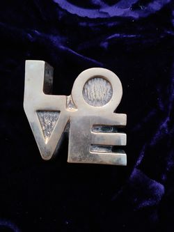 Love de bronce