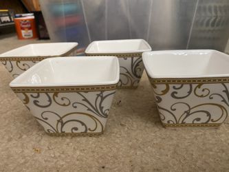 Set of 4 simple serve bowls