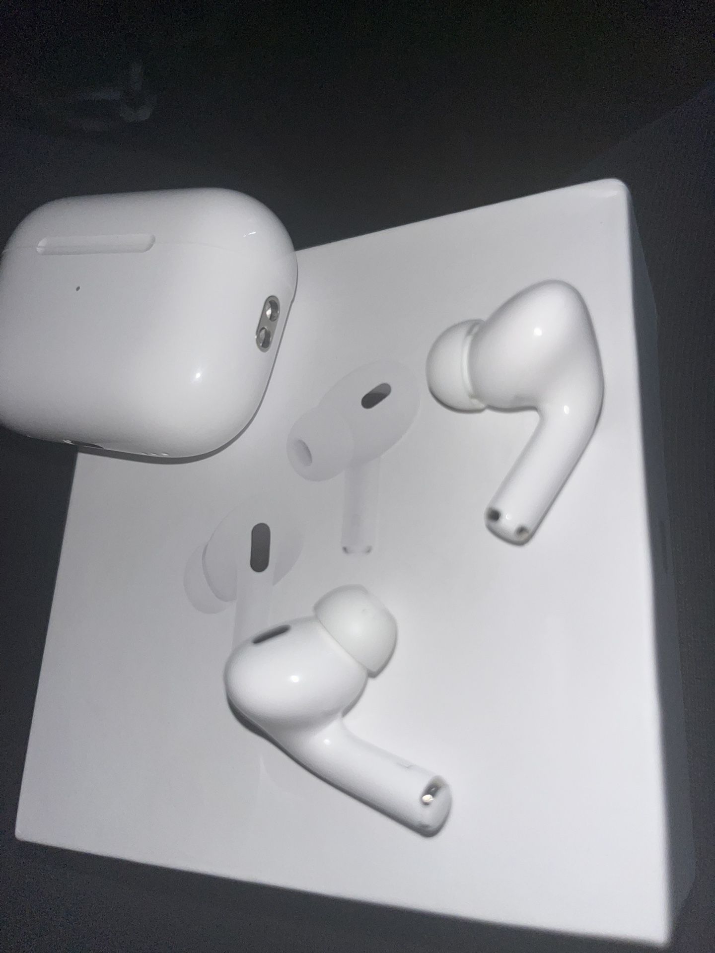 Apple AirPods Pro (2nd Generation)with MagSafe Wireless Charging Case - White