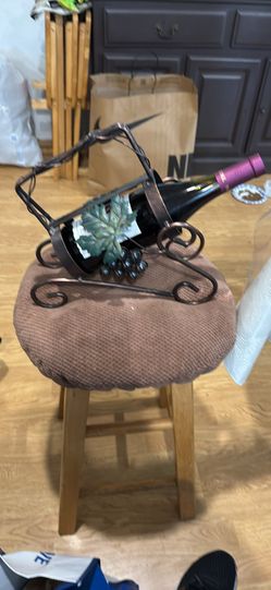 Metal wine bottle holder