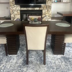Dining Room Table W /4 Chairs 