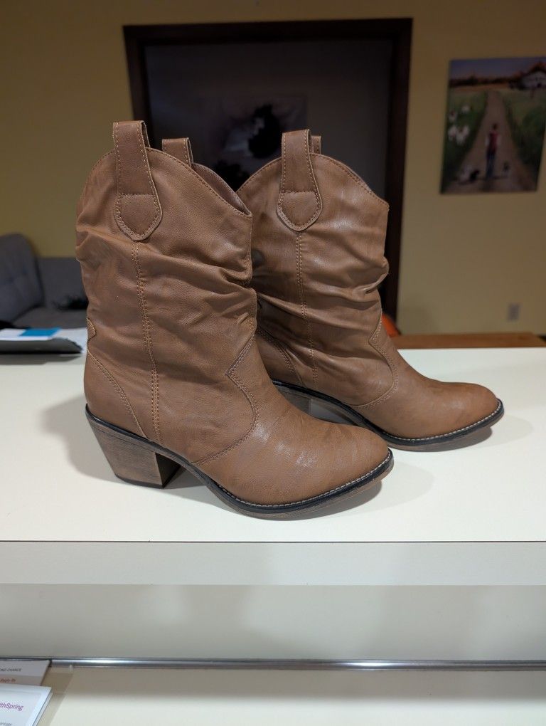 Women's Boots Leather Size9med NEW