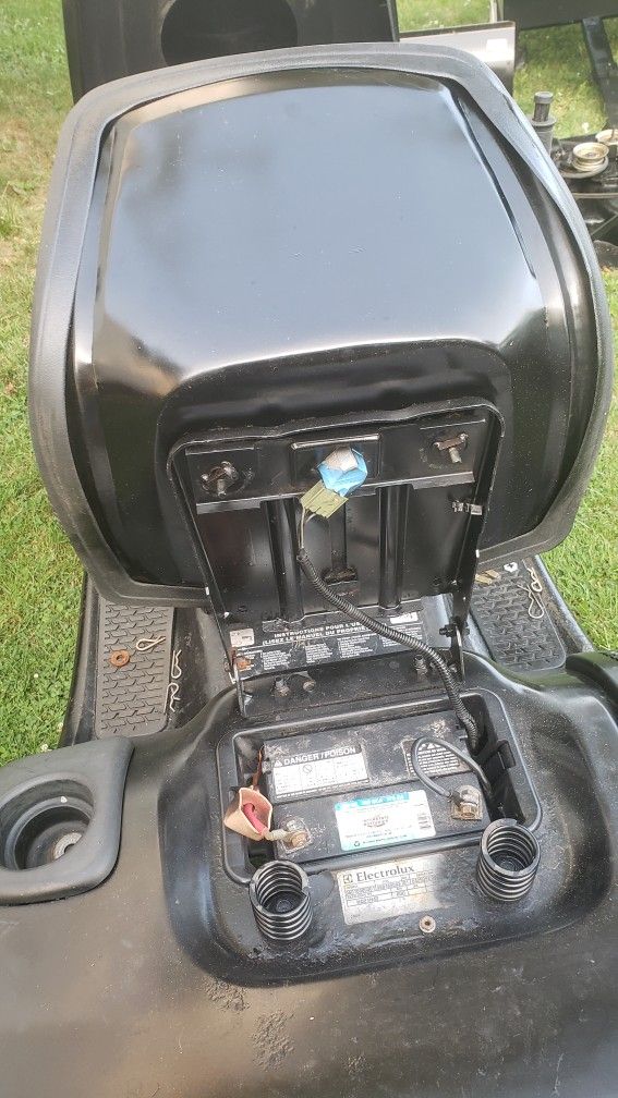 POULAN PRO RIDING MOWER w Attachments for Sale in Quarryville, PA - OfferUp