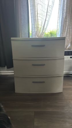 Plastic storage bin