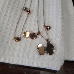 2 Coach Knecklace With 2 Lockets 