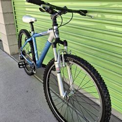 TREK MOUNTAIN BIKE  7 SPEEDS  SIZE M