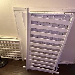 Free/gratis crib/mattress MISSING SCREWS