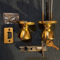 Kwikset Polished Brass Exterior Keyed Entry Doorknob 