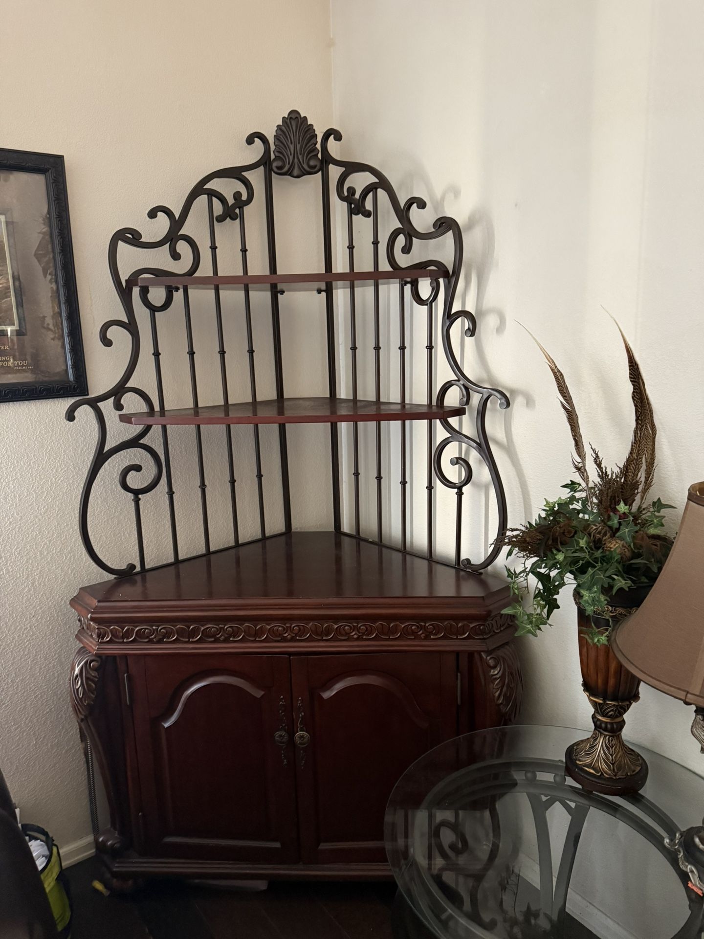 Ashlyn’s Bakers Rack & Matching Dining Room Set