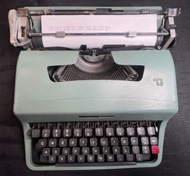 Olivetti Underwood Lettera 32 Typewriter