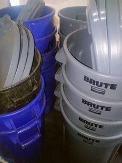 32 Gallon Brute Trash Barrels