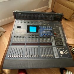 YAMAHA DM 2000 24-bit 96KHZ 8bus 12 Aux Digital Mixing Consolé