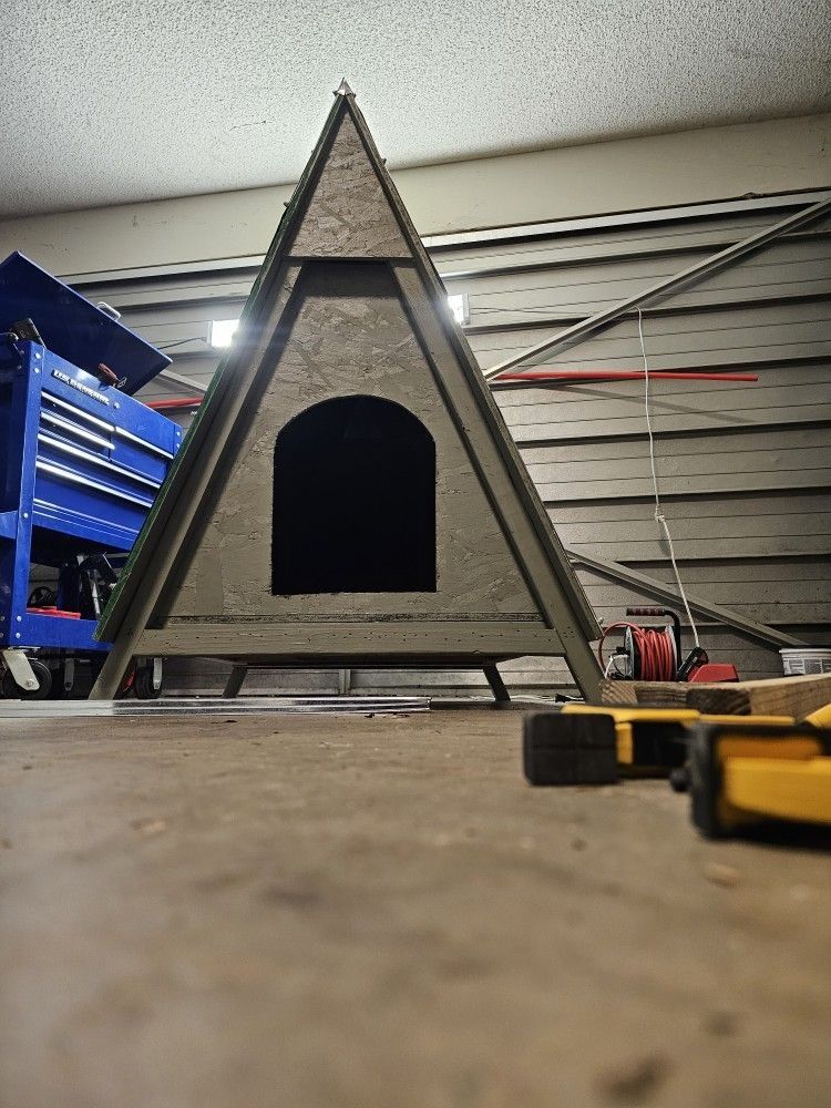 🐾 Custom Dog Houses & Kennels for Sale! 🐾