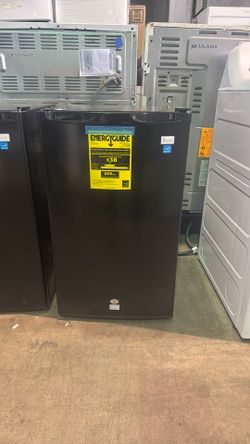 Scratch & Dent AR4446B Top Freezer Refrigerator – Great Deal!