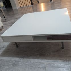 MODERN WHITE COFFEE TABLE