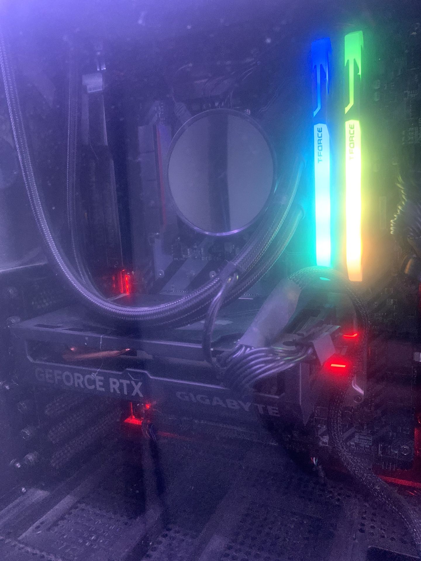THIS pc has a INTEL CORE 7700 and rtx 4060 and comes with keyboard