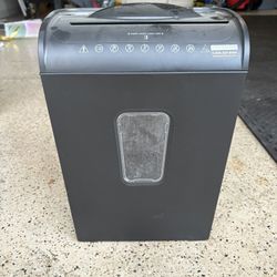Pen + Gear Paper Shredder – 6 Sheet Cross Cut – Works Great 