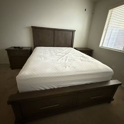 Bed set with 2 matching night stands