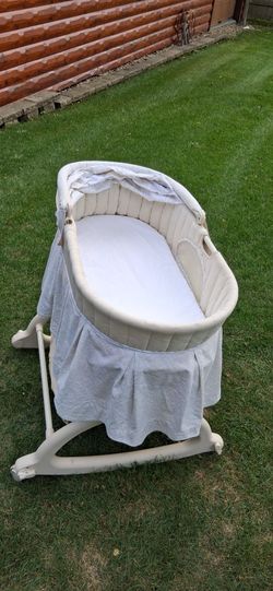 Kolcraft Cuddle & Care Light Visemobile Rocking Basinet