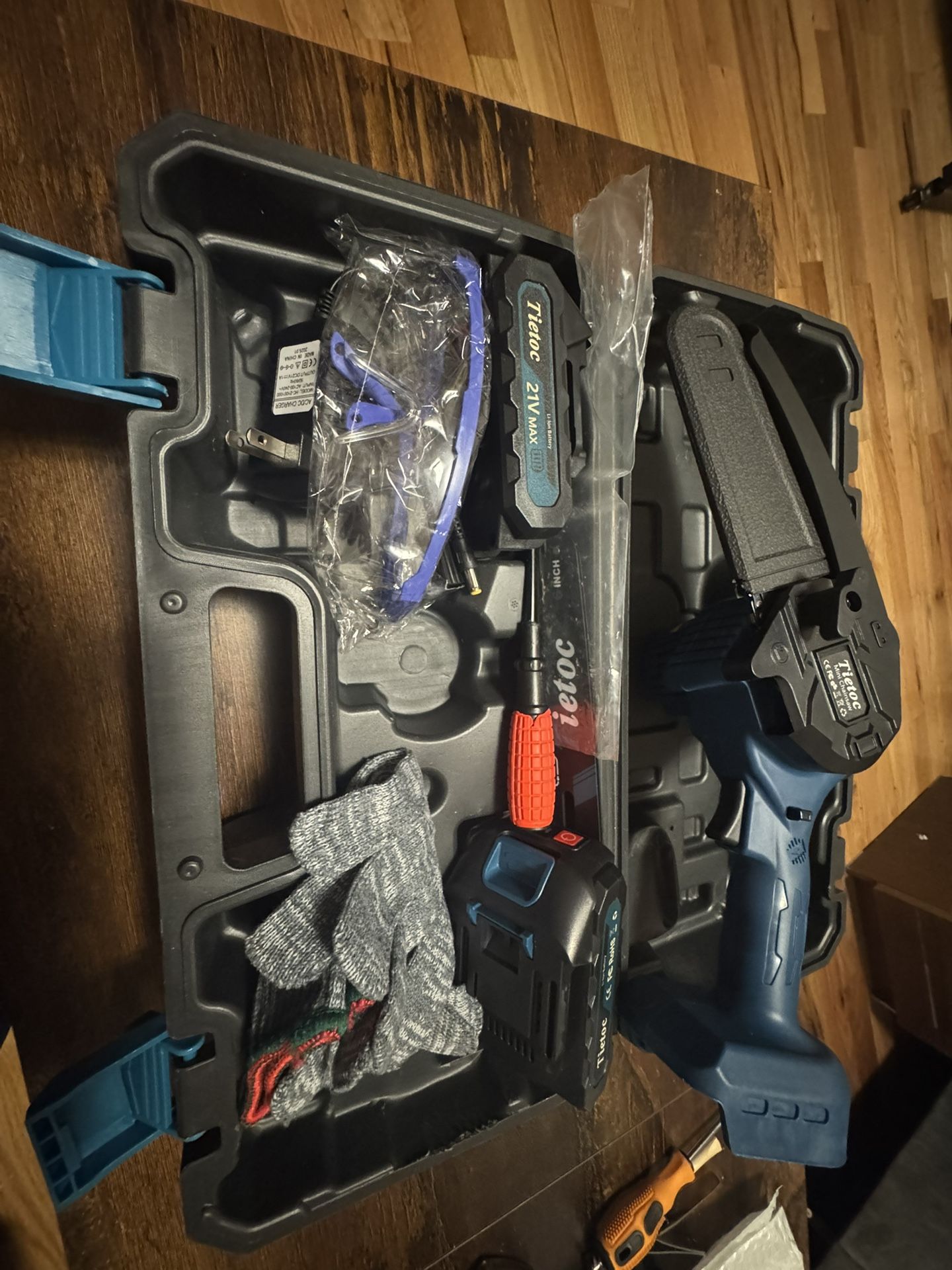 Cordless Chainsaw – Electric Saw with 2 Batteries