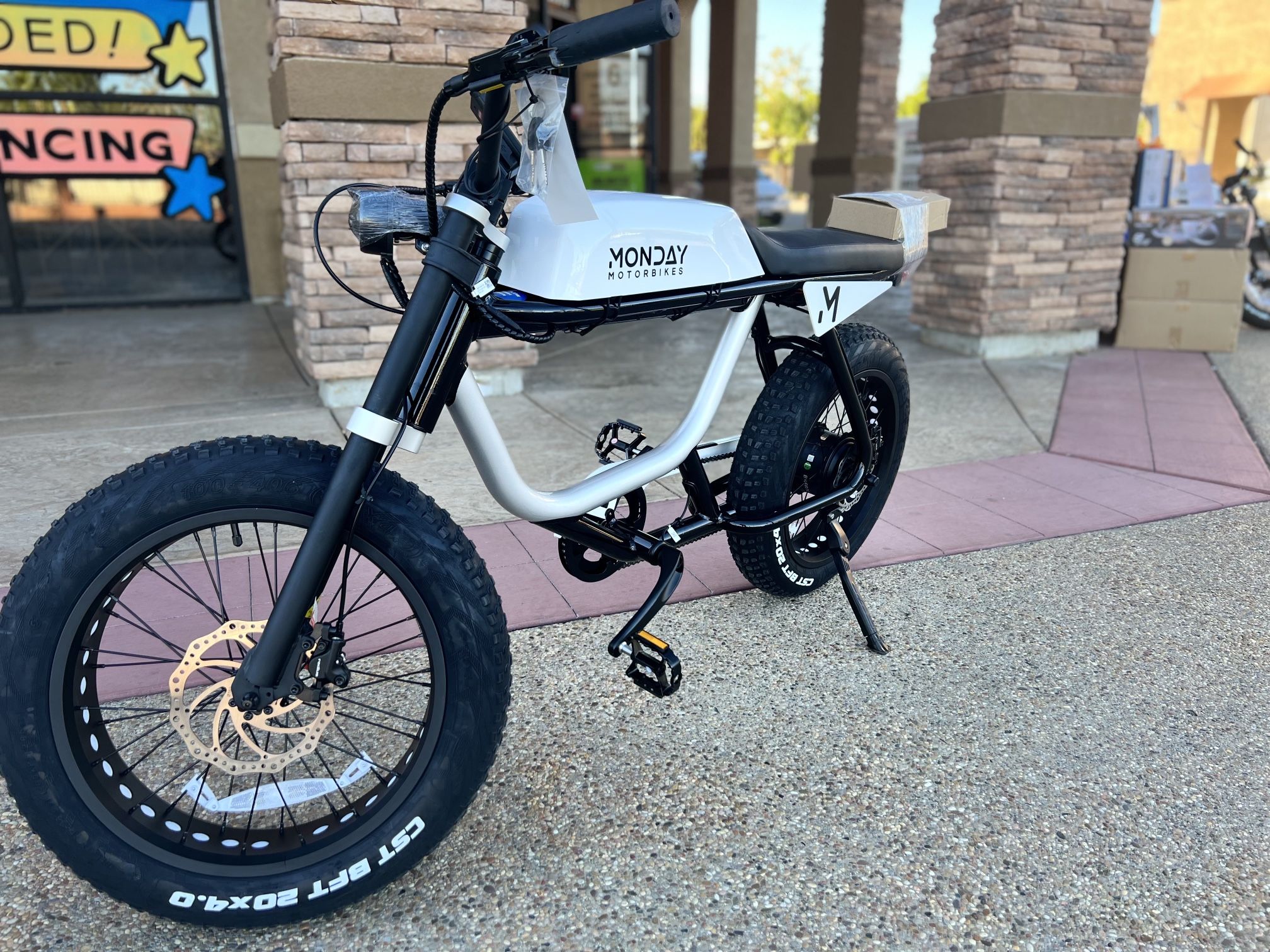 Monday E Bike 750 WATTS ADVERTISING