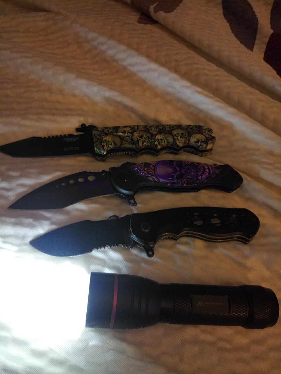 3 knives and flashlight