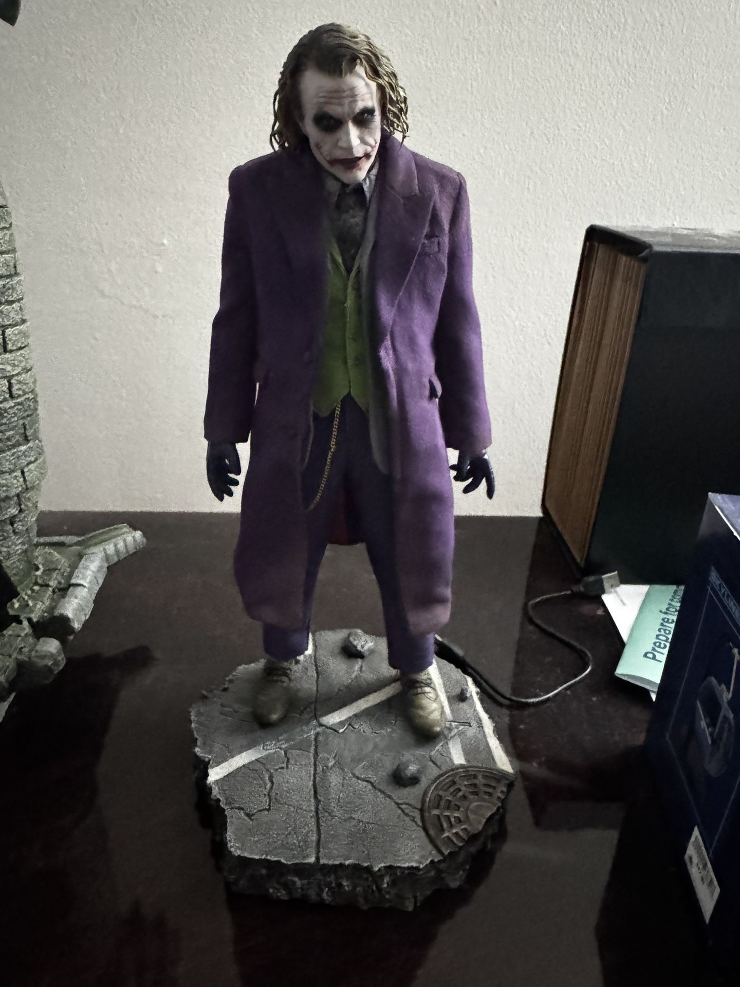 Hot Toys The Dark Knight Joker DX 32