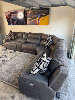 * Like New * Living spaces 6pc Modular electric recliner ( Free delivery