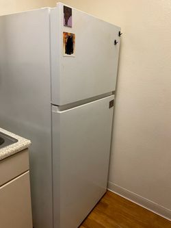 New Used Hisense 18 cu ft Refrigerator – White – Moving Sale
