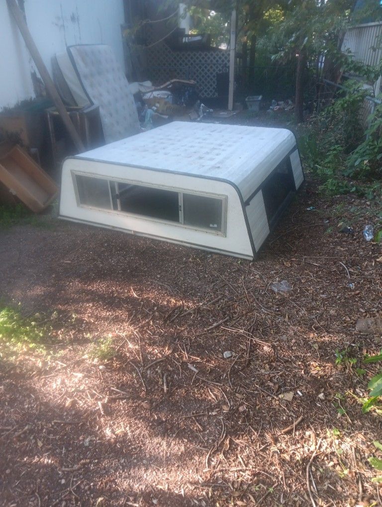 Truck Topper, White, 1 Broken Window, 8ft Bed