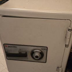 Sentry 1330 Combination Safe