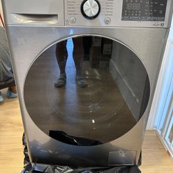 LG Smart Ventless Steam Washer/ Dryer Combo 24in Wide 2.4 Cubic Feet 