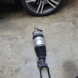 Porsche Cayenne Turbo or gts driver side fron left air suspension stru