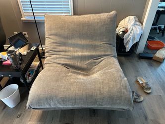 Oversized lounger with a wood base
