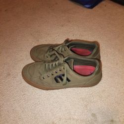 etnies Skating Shoes 