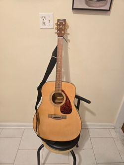 Acoustic guitar Yamaha F- 334