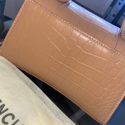 Luxurious Peach Handbag With Plenty Of Room, Multiple Compartments And Leather Straps (THIS PRICE IS VERY NEGOTIABLE DM OFFERS)