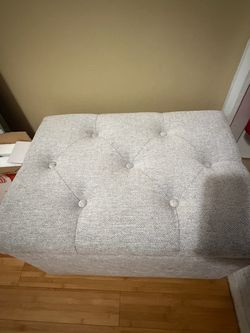 Button tufted storage bench