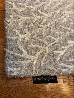 Rug  — Michael Amini - grey with a silver thread