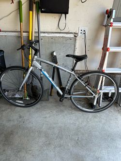 Fuji Absolute 2.1 Commuter Bike