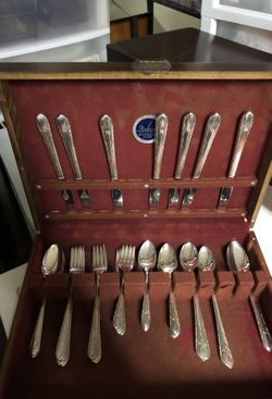 Nakens tarnished silver ware 7 knives,4 table spoon8 forked5 small forked,8dessert spoon8 long spoon.