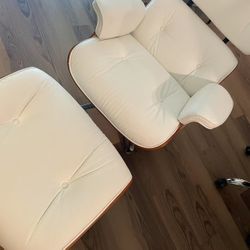 White Lounge Chair with Ottoman-Excellent Condition-Generic brand
