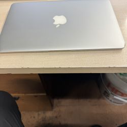 MacBook Air A1465 I5 4GB 128GB HDD 10.13 WiFi Charger