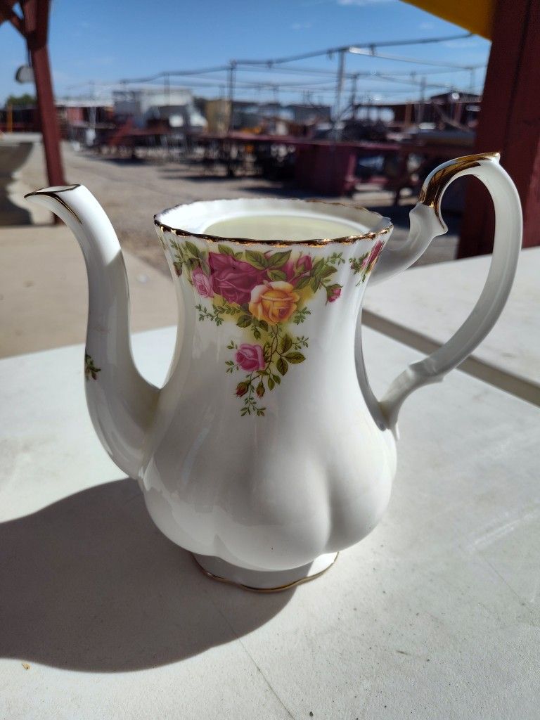 Vintage Royal Albert Old country roses coffee pot without lid , marked bone china,made in England