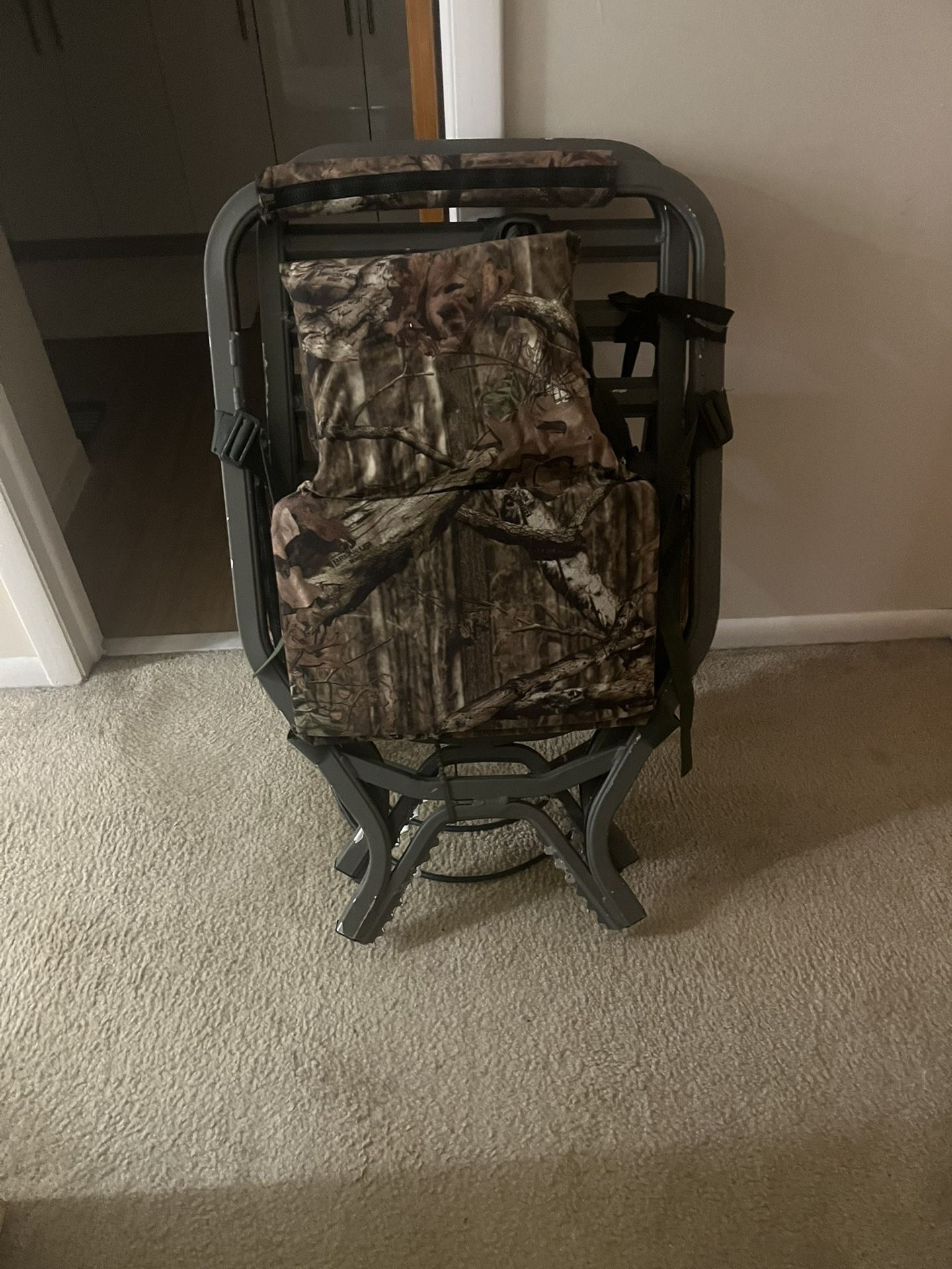 A Summit Titan ST A climbing Tree Stand Almost Brand New Used Two Times